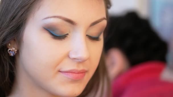 Maquillaje artista aplica rímel . — Vídeos de Stock
