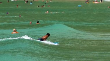 Sörfçü dalgaları üzerinde