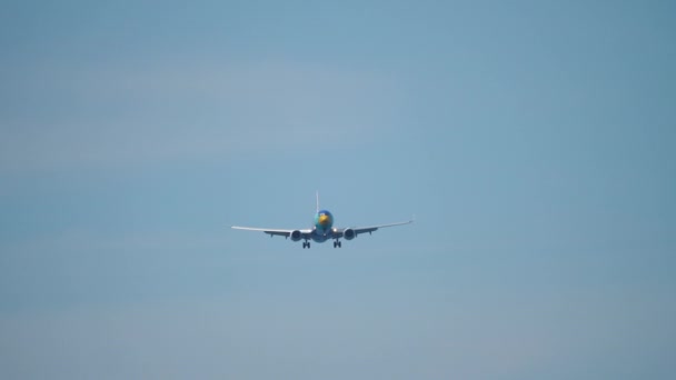 Flugzeug im Landeanflug auf Flughafen Phuket — Stockvideo