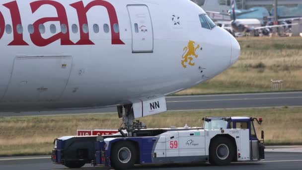 Remolque del avión desde el servicio — Vídeo de stock