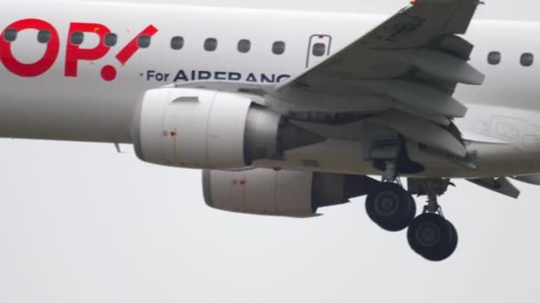 Hop Airfrance Embraer 190 megközelítés leszállás előtt — Stock videók