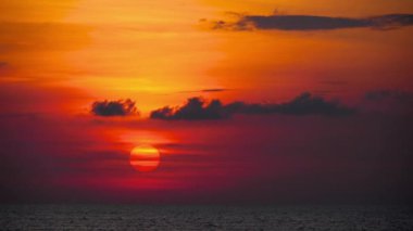 Okyanusun üzerinde kızıl gün batımı