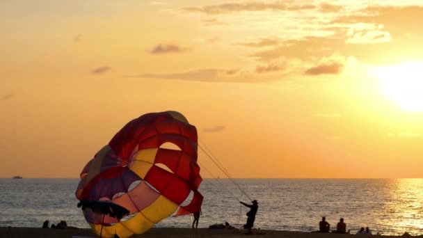 Hermosa puesta de sol sobre el océano — Vídeo de stock