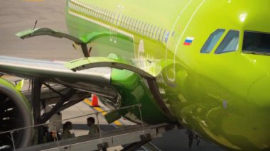 Bavulları uçağa yüklüyorum.