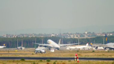 Aerologic kargo Boeing 777 kalkış