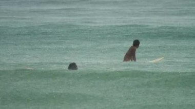 Sörfçü havy yağmur, dalgalar