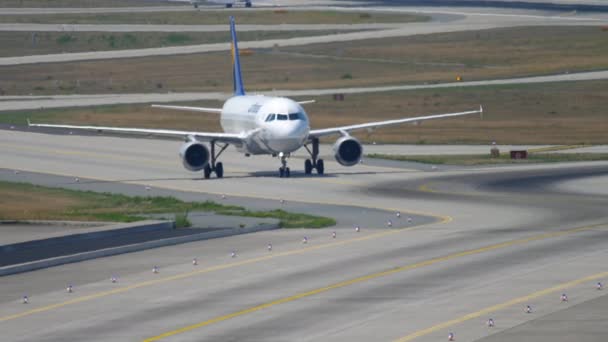 Lufthansa Airbus 320 taxiën — Stockvideo