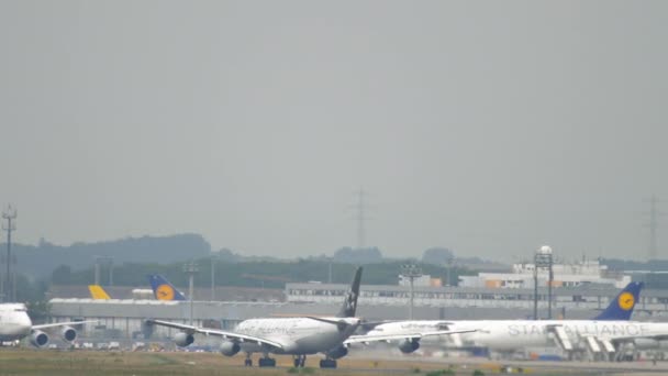 空客340在起飞前加速 — 图库视频影像