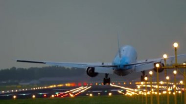 KLM Boeing 777 inişi