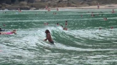 Dalgalarda sörfçü