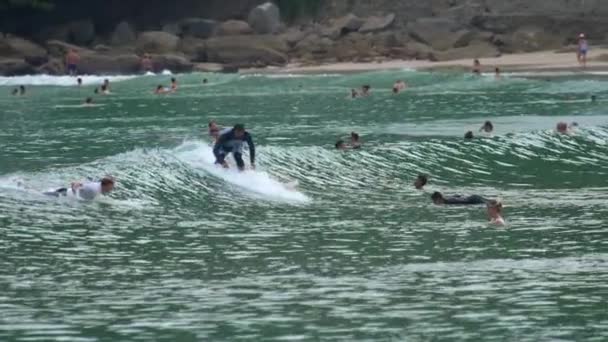 Surfistas en las olas — Vídeo de stock