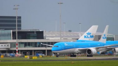 Uçak indikten sonra kalkıyor.