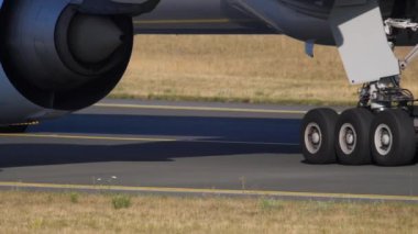 Hizmet vermek için yakın çekim çekme uçak