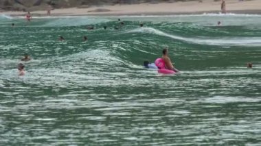 Sörfçü dalgaları üzerinde