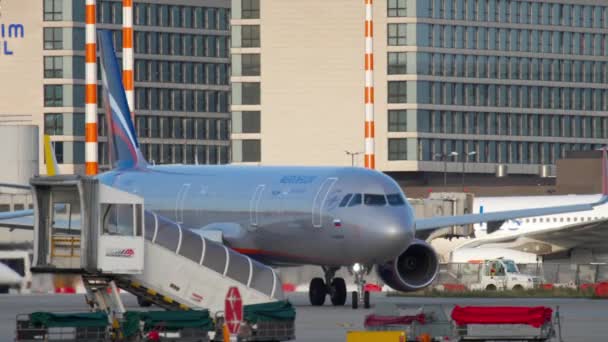 Avión en rodaje antes de la salida — Vídeo de stock