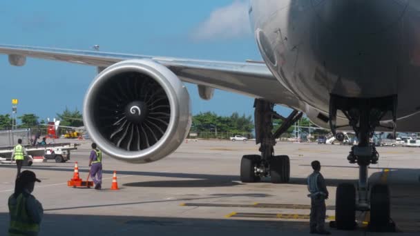 Flugzeug nach Ankunft geparkt — Stockvideo