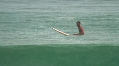 Sörfçü havy yağmur, dalgalar