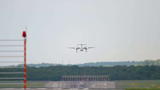 Turbopropeller vliegtuig nadert voor de landing — Stockvideo