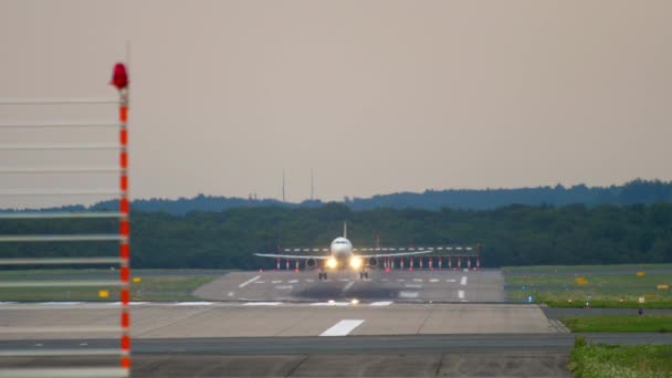Samolot zbliża się przed lądowaniem — Wideo stockowe
