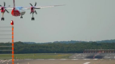 Turboprop uçağı iniyor