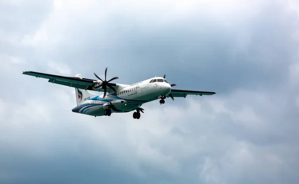 Flugzeug vom Typ 72-600 in stürmischem Himmel — Stockfoto