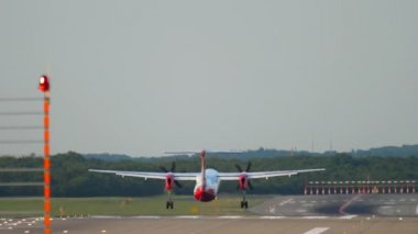 Turboprop uçağı iniyor