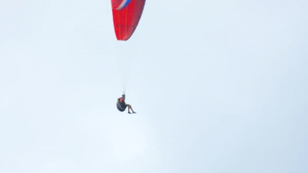 Parasailen boven Nai Harn Beach, Phuket — Stockvideo