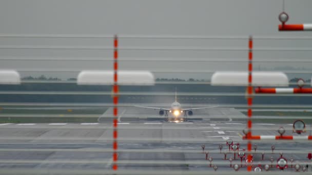 Odlet letadla na déšť — Stock video