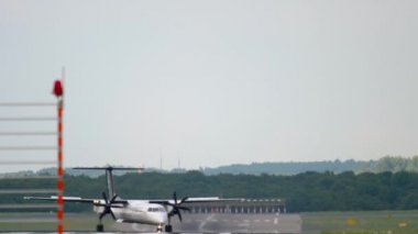 Uçak indikten sonra kalkıyor.