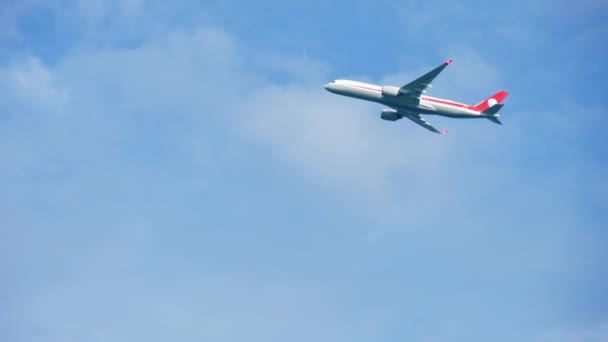 Airbus A350 indulás a Changi repülőtér — Stock videók