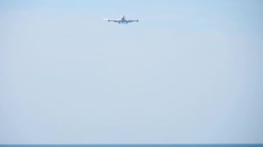 Uçak inmeden önce yaklaşıyor.