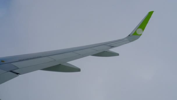 Vista aérea desde el avión descendente — Vídeos de Stock