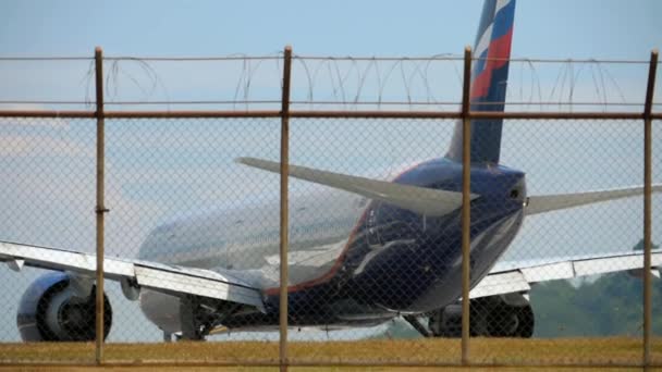 Flugzeug biegt vor Abflug von Landebahn ab — Stockvideo