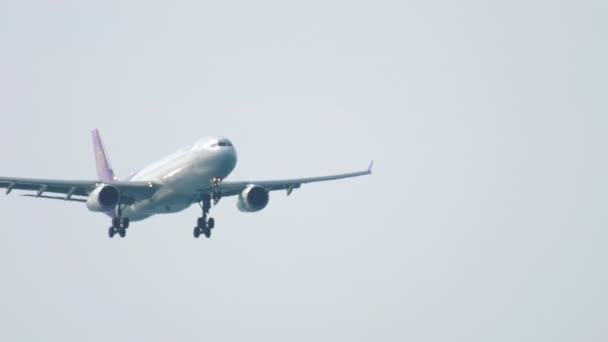Airbus 330 se aproximando sobre o oceano — Vídeo de Stock
