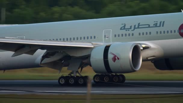 Qatar Boeing 777 landing — Stock Video