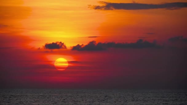 Puesta de sol roja sobre el océano — Vídeos de Stock