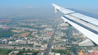 İniş yapan uçaktan hava görüntüsü