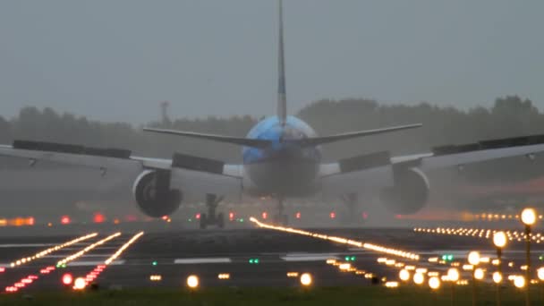 Landung einer Boeing 777 von KLM — Stockvideo