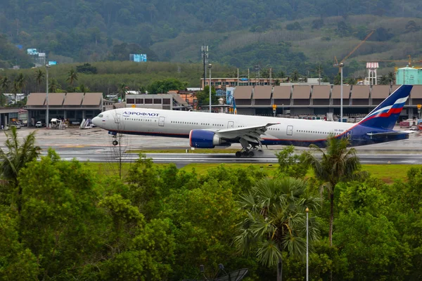 Boeing Aeroflot brakes on the runway — Stock Photo, Image