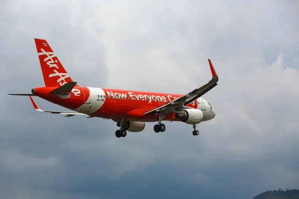 Airbus A320 AirAsia en un cielo tormentoso — Foto de Stock