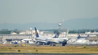 Aerologic kargo Boeing 777 kalkış