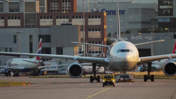 Airbus 330 remorquage au service — Video