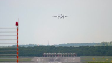 İnişten önce turboprop uçağı yaklaşıyor.
