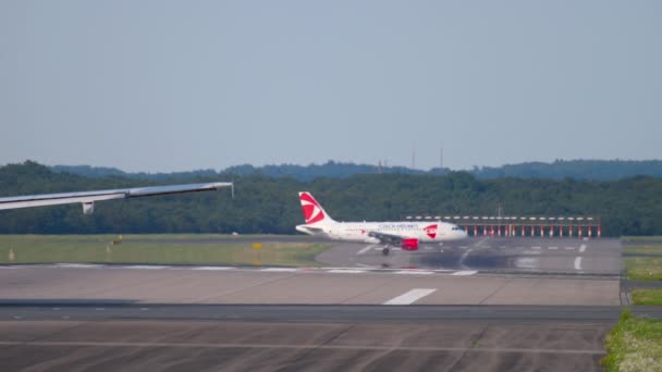 Avión en rodaje después del aterrizaje — Vídeos de Stock