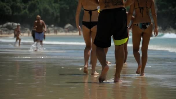 Playa descalza caminando — Vídeo de stock