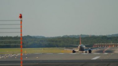 Uçak Düsseldorf 'a iniyor.