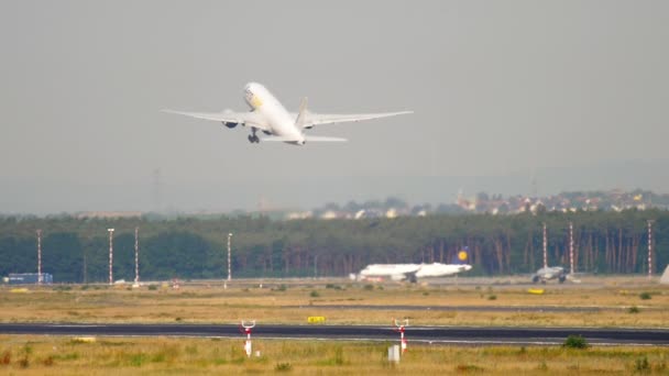 Грузовой Boeing 777 авиакомпании AeroLogic — стоковое видео