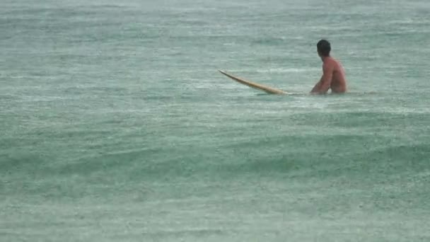 Havy 雨で波のサーファー — ストック動画