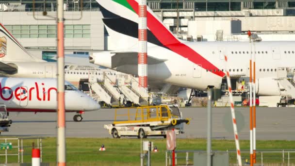 Tráfico en el aeropuerto de Düsseldorf — Vídeos de Stock