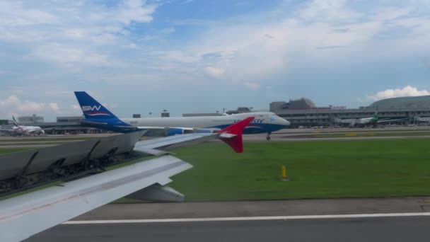 在樟宜机场降落后制动 — 图库视频影像